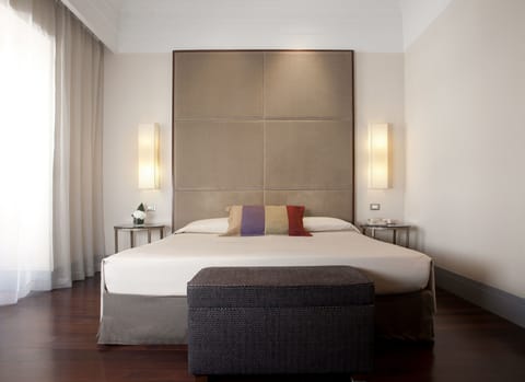 Executive Room, 1 King Bed | Hypo-allergenic bedding, down comforters, minibar, in-room safe