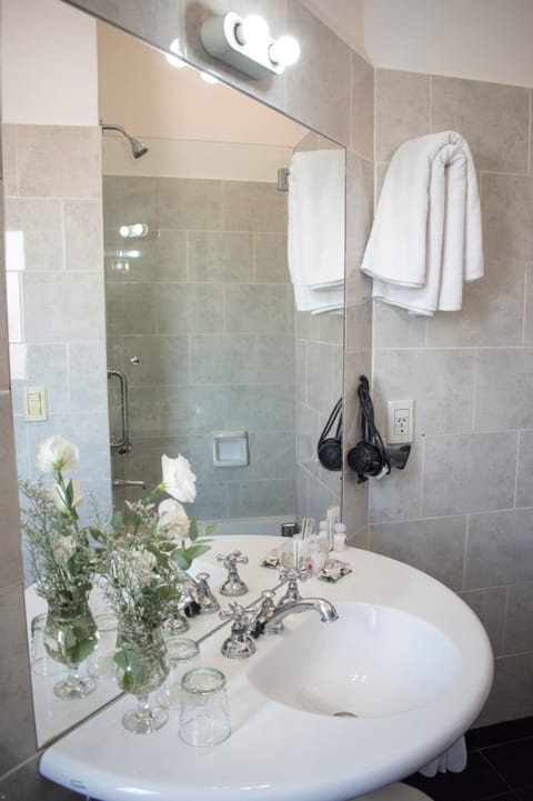 Executive Double Room | Bathroom | Free toiletries, hair dryer, bidet, towels