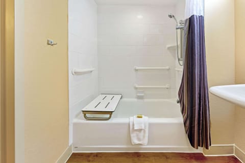 Combined shower/tub, free toiletries, hair dryer, towels