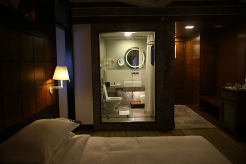 Room, 1 King Bed | Bathroom | Shower, rainfall showerhead, free toiletries, hair dryer