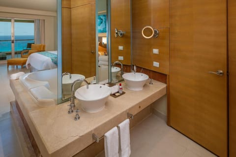 Separate tub and shower, jetted tub, free toiletries, hair dryer