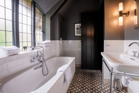 Classic Cottage | Bathroom | Combined shower/tub, designer toiletries, hair dryer, bathrobes