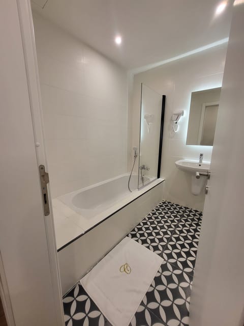 Standard Triple Room | Bathroom | Shower, hair dryer, towels