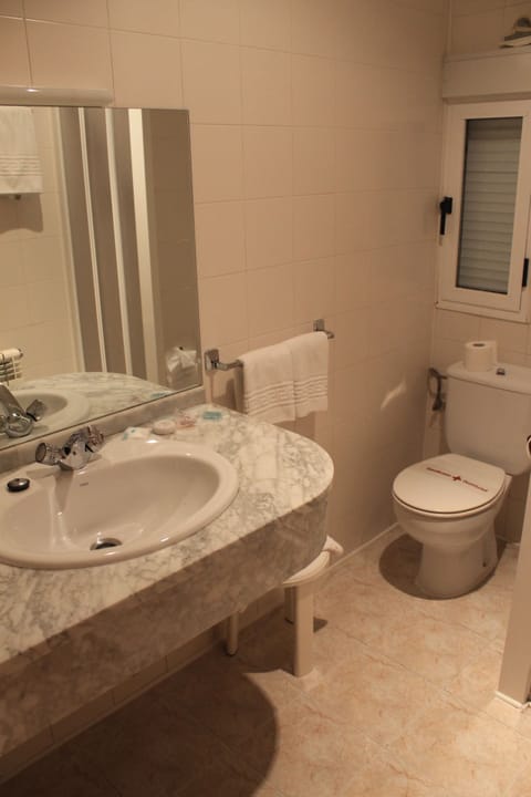 Double Room | Bathroom | Shower, free toiletries, towels