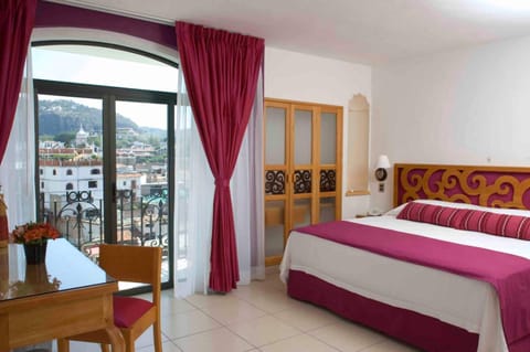 Junior Suite, 1 King Bed | In-room safe, iron/ironing board, free WiFi, bed sheets