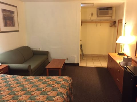 Room, 1 King Bed, Smoking | Living area | 32-inch flat-screen TV with cable channels, TV