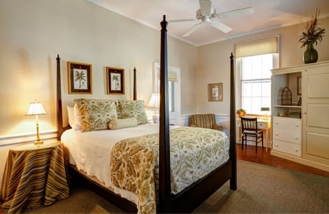 Traditional Room, 1 Queen Bed | Premium bedding, individually decorated, individually furnished, desk