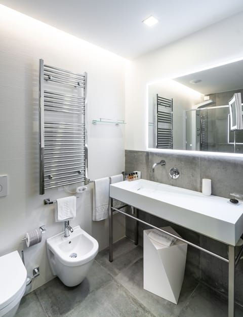 Junior Suite, Sea View | Bathroom | Shower, free toiletries, hair dryer, bidet