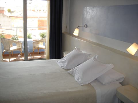 Superior Double Room, 1 Double Bed, Balcony, City View | Premium bedding, minibar, in-room safe, individually decorated