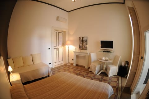 Triple Room | Minibar, desk, free WiFi, bed sheets