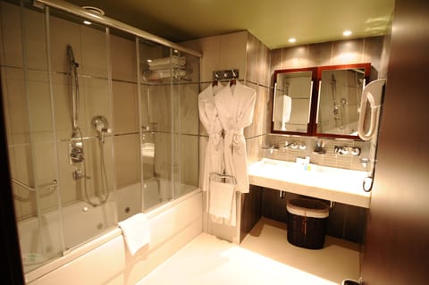 Bathtub, jetted tub, hydromassage showerhead, free toiletries