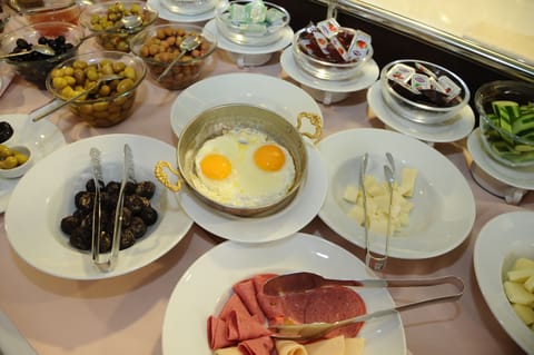 Daily buffet breakfast (TRY 30 per person)