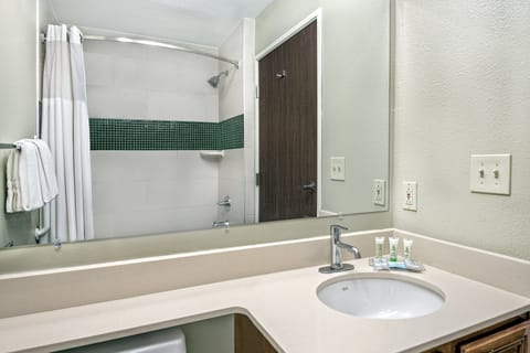 Combined shower/tub, hair dryer, towels