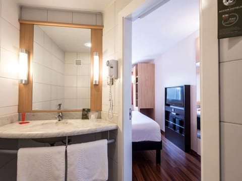 Standard Room, 1 Double Bed | Bathroom | Shower, eco-friendly toiletries, hair dryer, towels