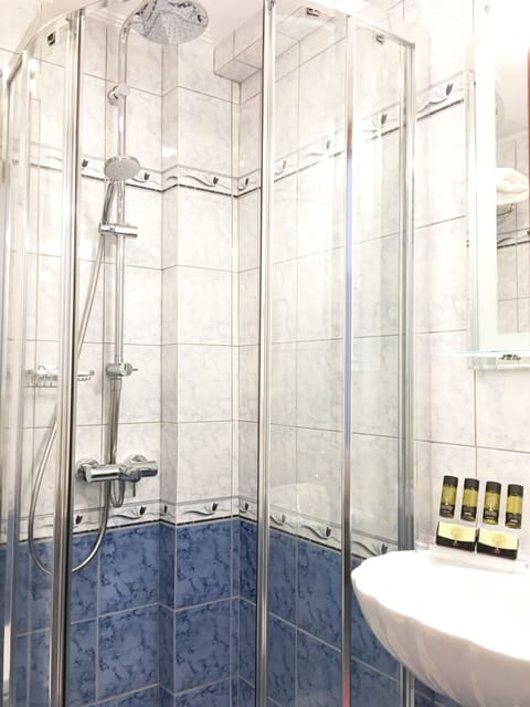 Shower, hydromassage showerhead, free toiletries, hair dryer