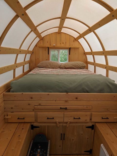 Sheepherder Wagon | Individually decorated, individually furnished, free WiFi, bed sheets