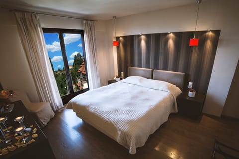 Suite with Balcony and Portaria View | Egyptian cotton sheets, premium bedding, down comforters, pillowtop beds