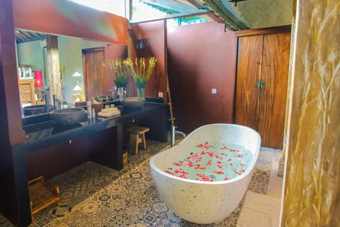 Royal Villa | Bathroom | Separate tub and shower, rainfall showerhead, free toiletries