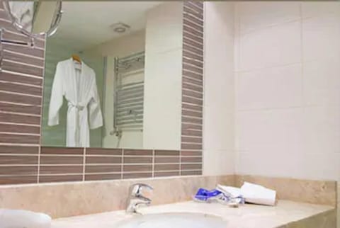 Single Room | Bathroom | Shower, hair dryer, towels