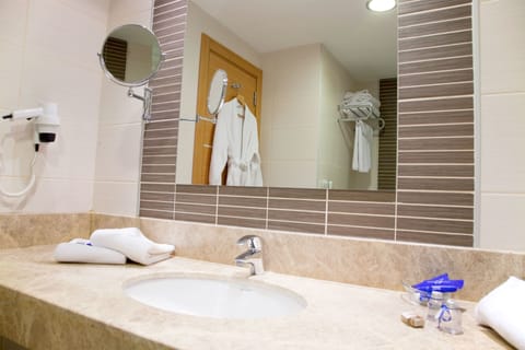 Single Room | Bathroom | Shower, hair dryer, towels