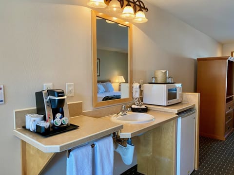 ADA Classic King | Private kitchen | Mini-fridge, microwave, coffee/tea maker