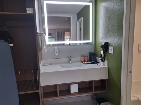 Standard Room, 1 King Bed, Non Smoking | Bathroom | Combined shower/tub, hair dryer, towels