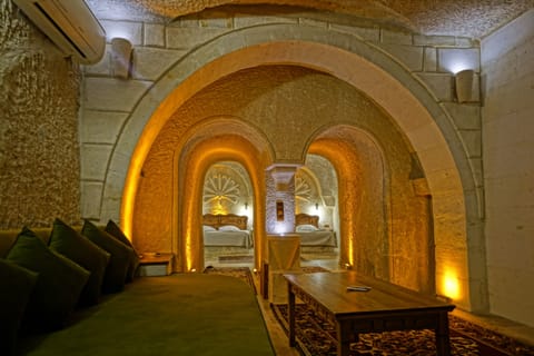 Luxury Cave Suite | Premium bedding, pillowtop beds, minibar, in-room safe