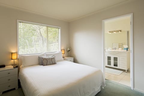 Standard Room, 1 Queen Bed, Ensuite | 1 bedroom, Egyptian cotton sheets, premium bedding