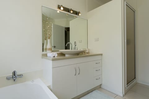 Premium Room, 1 Queen Bed, Ensuite | Bathroom | Free toiletries, hair dryer, bathrobes, towels
