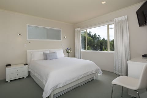 Premium Room, 1 Queen Bed, Ensuite | 1 bedroom, Egyptian cotton sheets, premium bedding