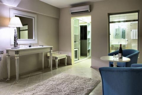 Hypo-allergenic bedding, minibar, in-room safe, desk