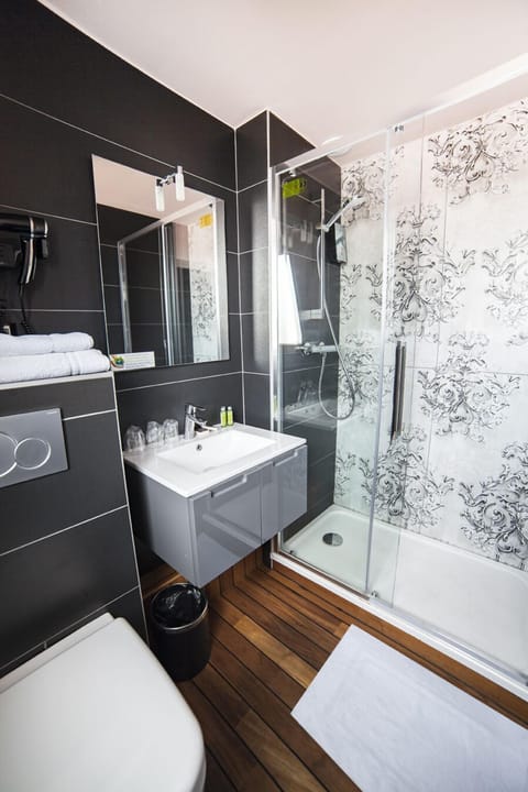 Standard Triple Room | Bathroom | Free toiletries, towels