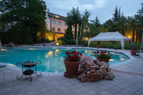 Outdoor pool, sun loungers