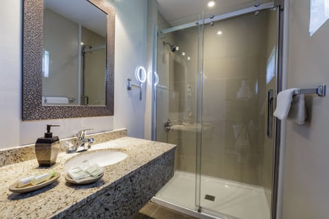Room, 1 Double Bed | Bathroom | Combined shower/tub, free toiletries, hair dryer, towels
