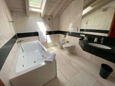 Attic Room | Bathroom | Hair dryer, bidet, towels