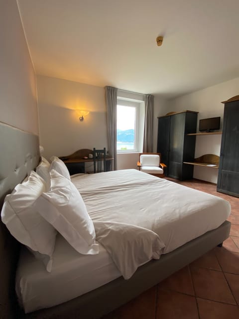 Standard Double Room, Partial Lake View | Minibar, in-room safe, desk, rollaway beds