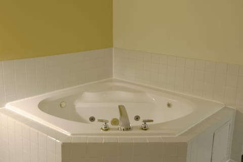 Jetted tub