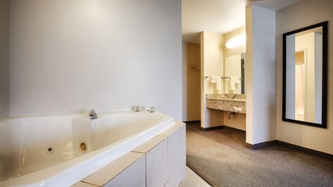 Standard Room, 1 King Bed, Non Smoking, Jetted Tub | Bathroom | Combined shower/tub, deep soaking tub, free toiletries, hair dryer