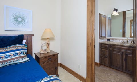 Cowboy Heaven Luxury Suite 1B, Bathroom 2, 1