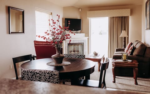 Executive Suite | Living area | 40-inch flat-screen TV with satellite channels, TV