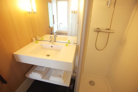 Standard Room, 2 Twin Beds | Bathroom | Combined shower/tub, eco-friendly toiletries, hair dryer, towels