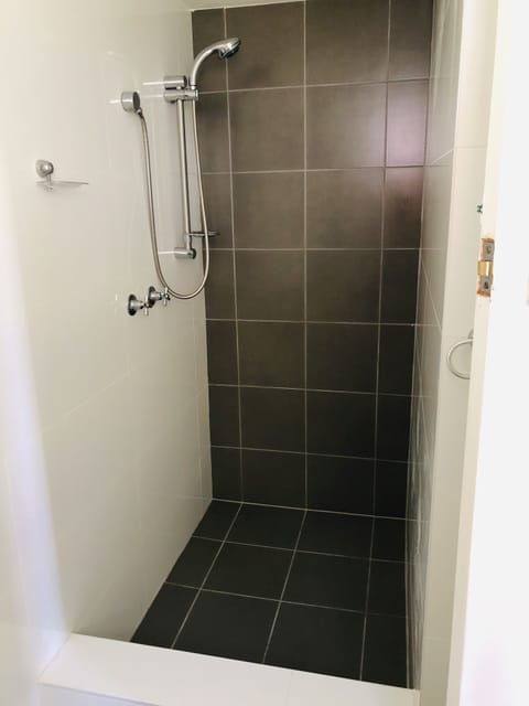 Comfort Apartment | Bathroom shower