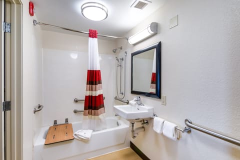 Standard Room, 1 King Bed, Accessible (Smoke Free) | Bathroom | Combined shower/tub, towels