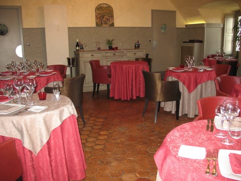 Lunch and dinner served