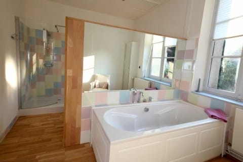 Comfort Room | Deep soaking bathtub