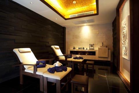 Couples treatment rooms, sauna, spa tub, steam room, body treatments