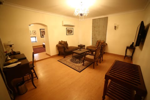 Presidential Suite | Living room | 32-inch LCD TV with cable channels, TV