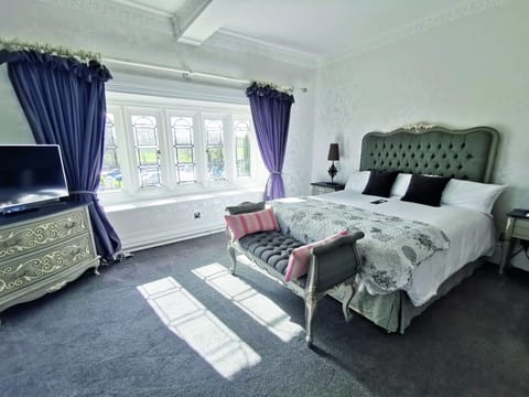 Suite | Premium bedding, individually decorated, individually furnished, desk