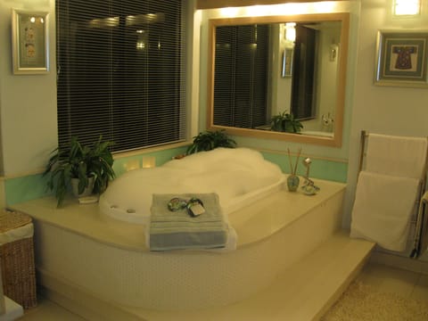 Premium Room, 1 King Bed, Spa Bath, Ocean View, Beachside | Jetted tub