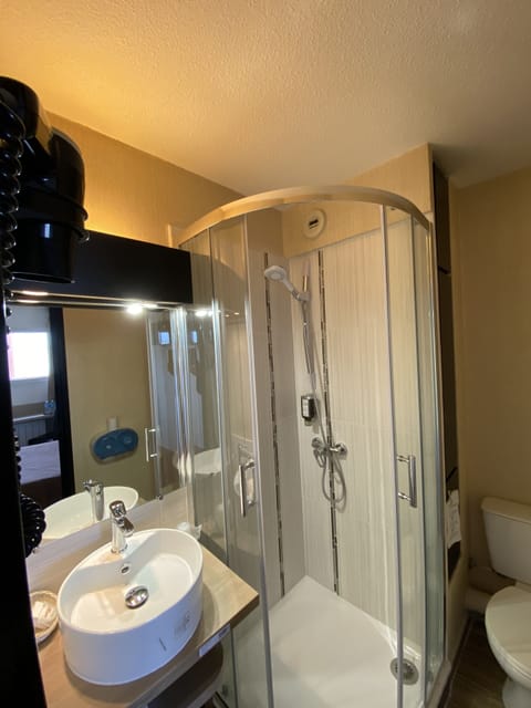 Combined shower/tub, spring water tub, free toiletries, hair dryer